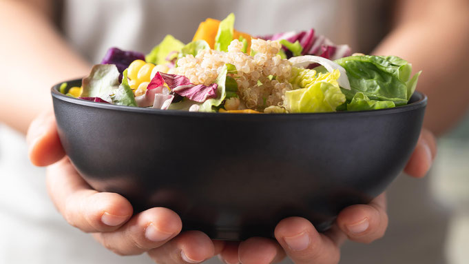 Bowl mit frischem Salat – Symbolbild für gesunde und abwechslungsreiche Ernährung.
