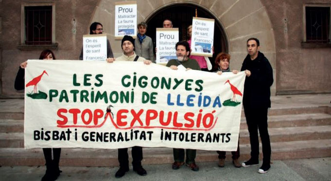 Grup d’activistes en una acció de protesta davant del palau del Bisbat de Lleida