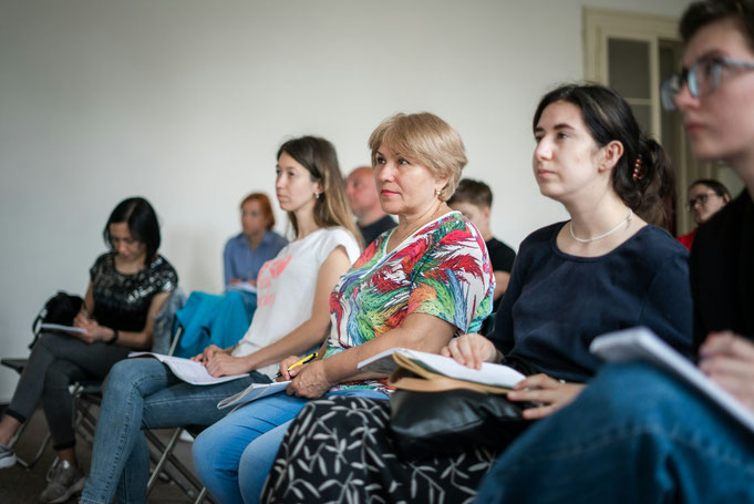 Gruppe Männer und Frauen im Vortrag wie beim TalentKompass-Impulstag