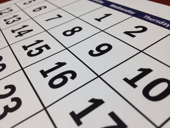 Kalender mit silbernem Stift zum Eintragen der Termine vom TalentKompass-Seminar