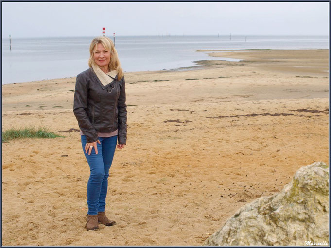 Caroline Grossot, sur la plage en bordure du Bassin d'Arcachon 
