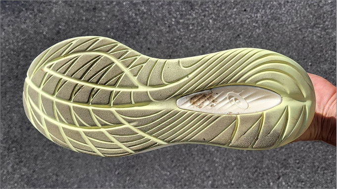 Die FluidRide-Außensohle überzeugt auf Asphalt.
