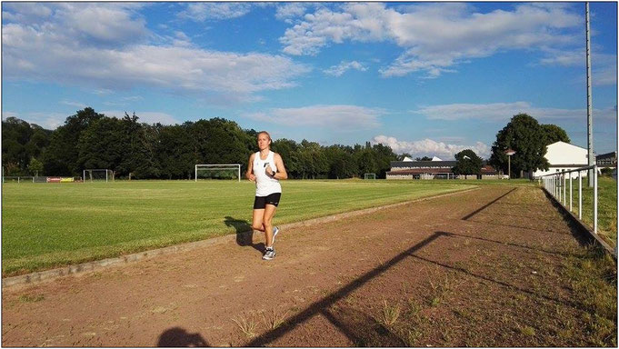 Franziska unterwegs abseits asphaltierter Straßen und Wege.