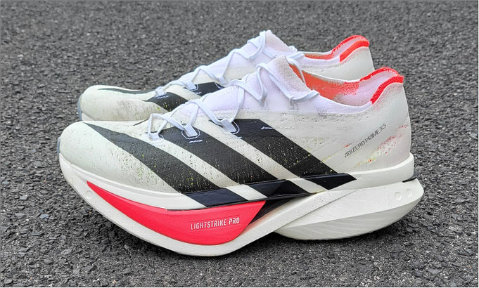 Was hat der 'Adizero Prime X3 Strung' auf dem Kasten?