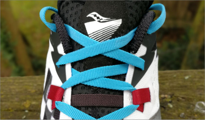 Durch Laschen im Mittelfußbereich sitzt der Schuh besser.
