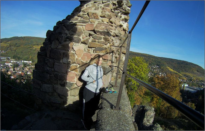 Château Hugstein. Im Hintergrund sieht man den Ortsteil Buhl. Dort wohnt Sarah derzeit.