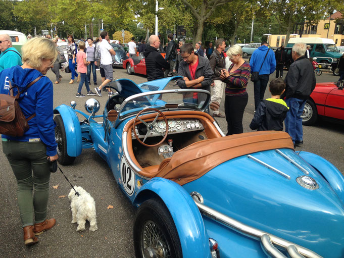 rétro rencard Strasbourg Meinau rassemblement voiture ancienne collection excalibur 35X