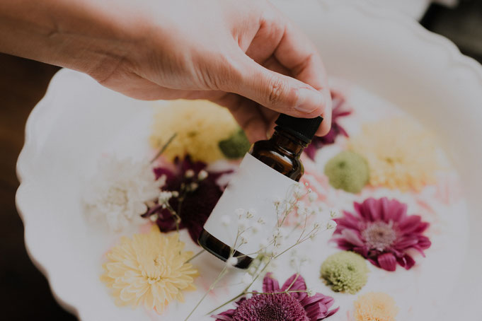 huiles essentielles a avoir, Huiles essentielles indispensables, bienfaits huiles essentielles, bienfaits huile essentielle de lavande, bienfaits huile essentielle de tea tree, huile essentielle de menthe poivrée, huiles essentielle de pamplemousse,