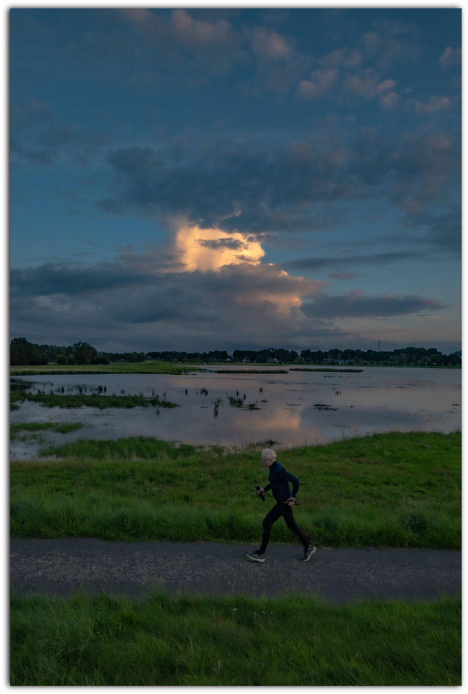 Fit for Fun unter drohenden Wolken vor Borgfeld West