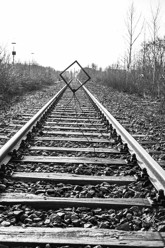 Ein Stück Kunst überquert das   Sulinger Bahnhofsgleis....2019