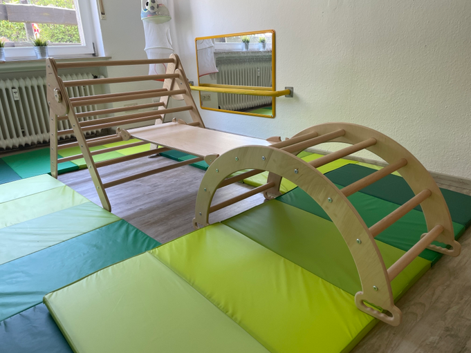 Kletterdreieck mit Kletterbogen; Turnmatten als Fallschutz