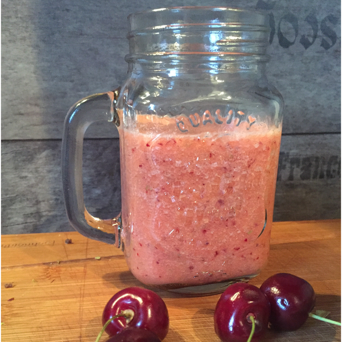 Leckerer roter Smoothie mit Kirschen und Pflaume