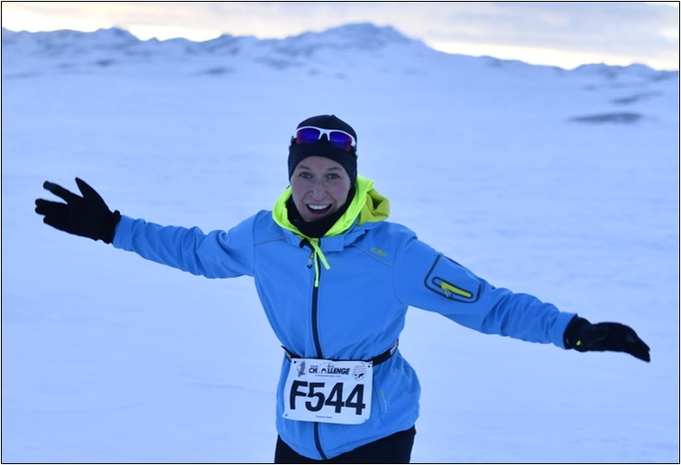 Sue freudestrahlend beim Polar Circle Marathon. Bildquelle: Marathon-Photos.com