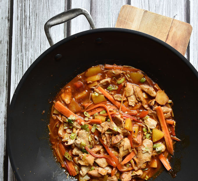 Wok Geschnetzeltes mit Gemüse und Reis, vegetarisch, vegan möglich