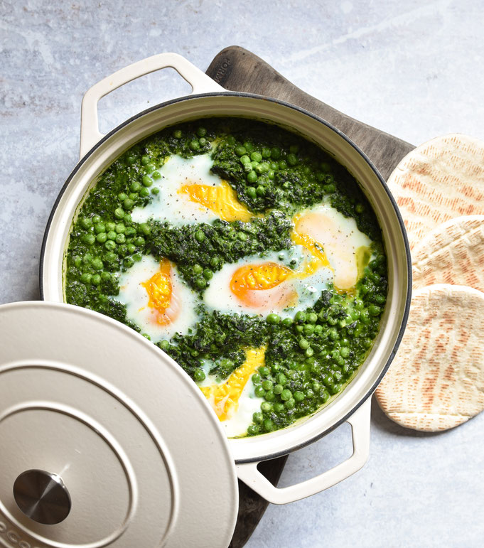 Spinat Shakshuka mit Ei und Erbsen