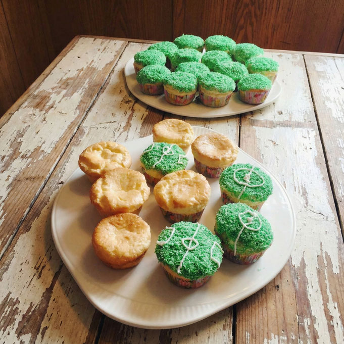 Muffins glutenfrei, Glutenfrei Zitronenmuffins, Zitronenmuffins Thermomix glutenfrei, Muffins Topping Rasen, Muffins Topping Wiese, Muffins Fußball, EM Muffins, WM Muffins, Fußball Rasen Muffins