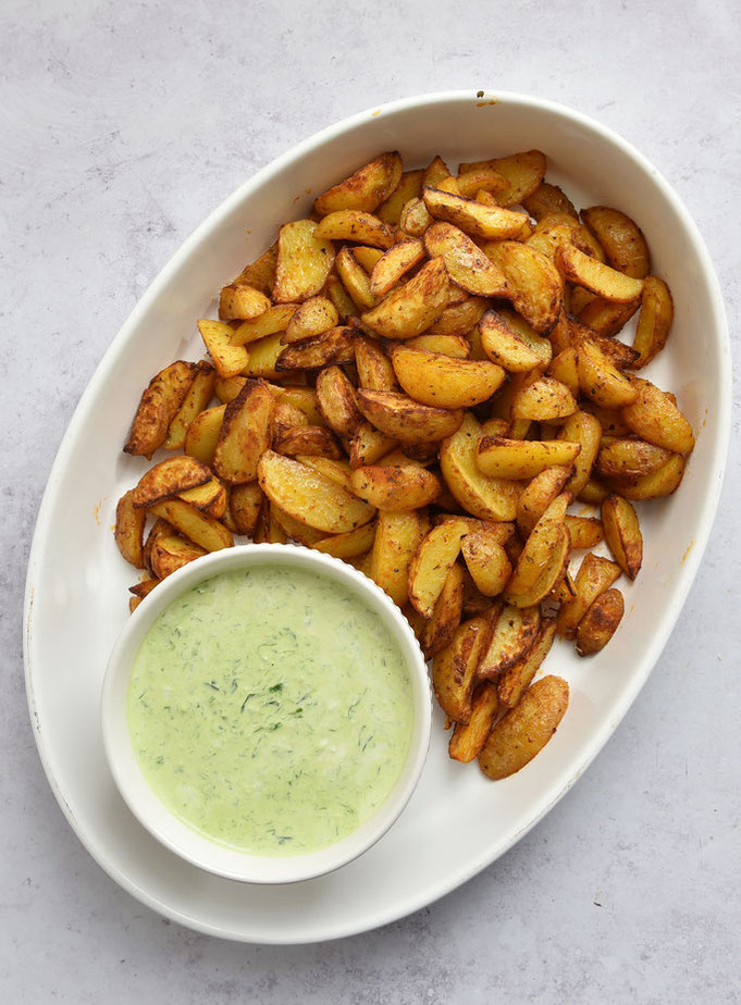 Bärlauch-Tzatziki. Mit Kartoffelspalten. - mix dich glücklich ...