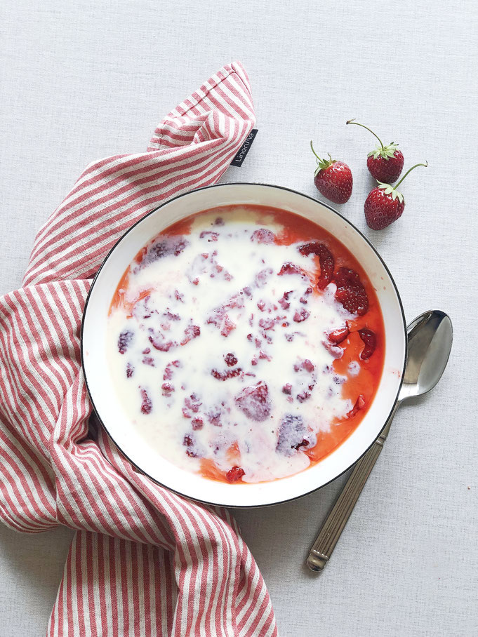 Kalte Vanillesuppe mit gestampften Erdbeeren