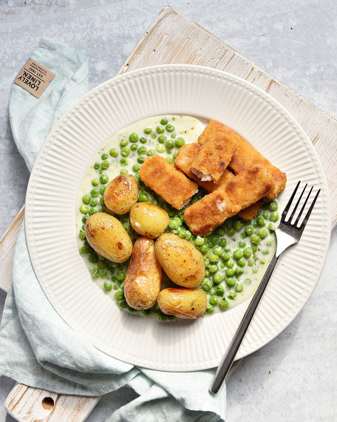 Erbsen in cremiger Soße mit Backkartoffeln und Fischstäbchen