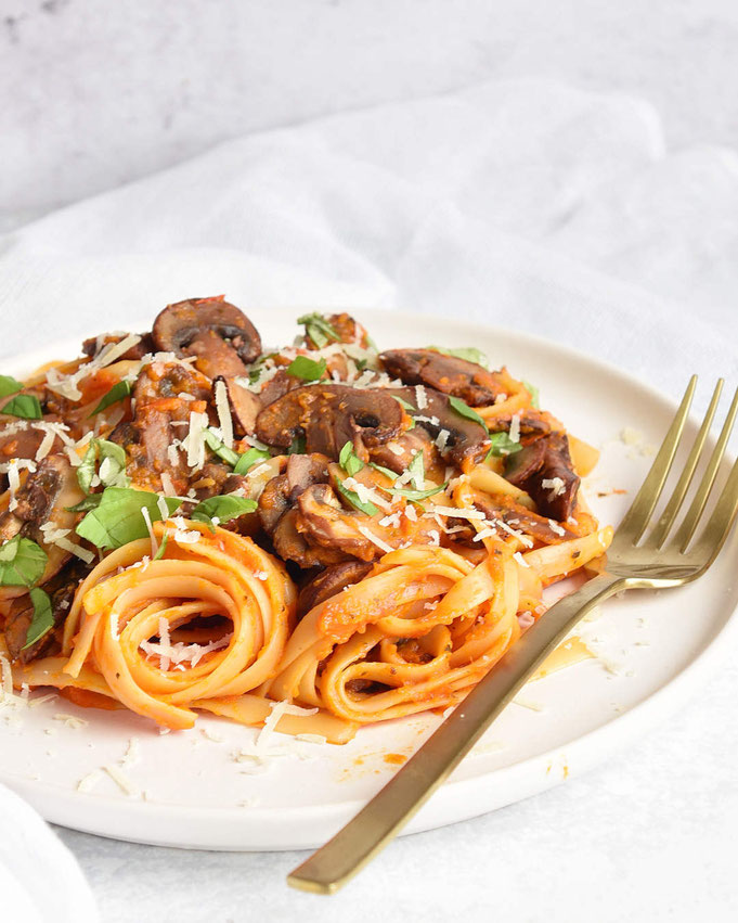 Pasta al funghi mit Zucchini Tomatensoße 