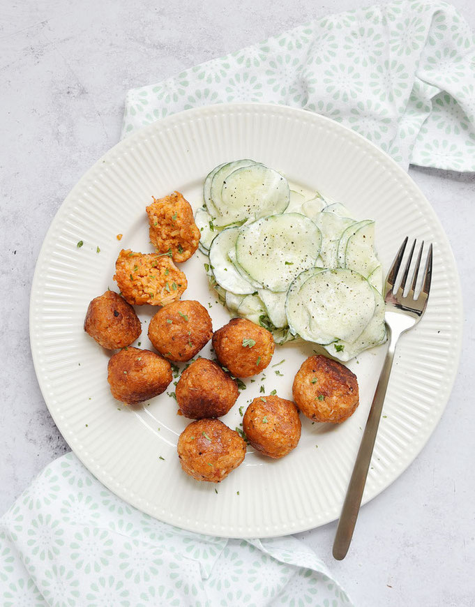 Tomatenreis Bällchen mit Gurkensalat