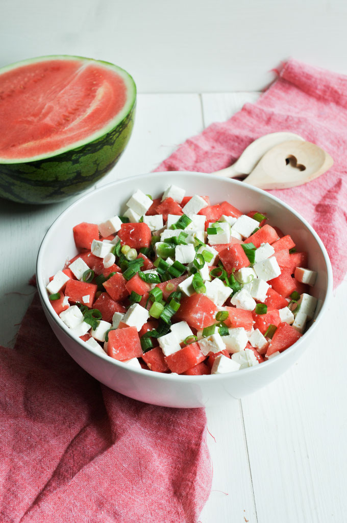 Melonen Salat mit Feta Käse und Frühlingszwiebeln als fantastische Alternative zu Weintrauben Käse Spießen. Super lecker, kommt richtig gut an auf dem Buffet