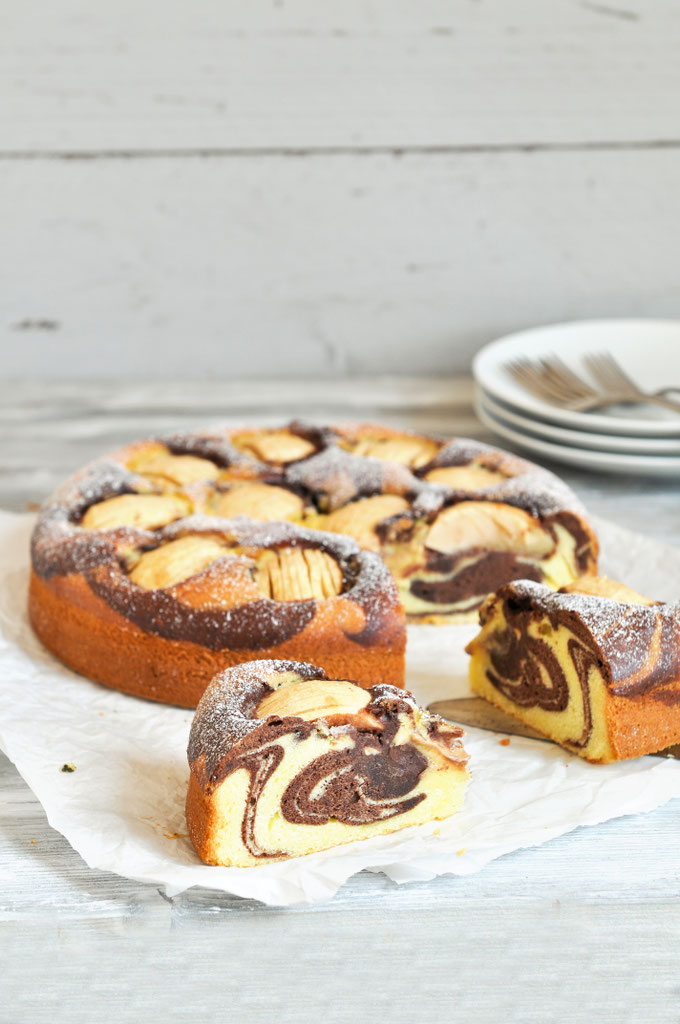 Apfelkuchen, Marmorkuchen mit Apfel, Klassiker neu interpretiert in einer Springform mit Äpfeln, die in den Teig gedrückt werden einfach lecker