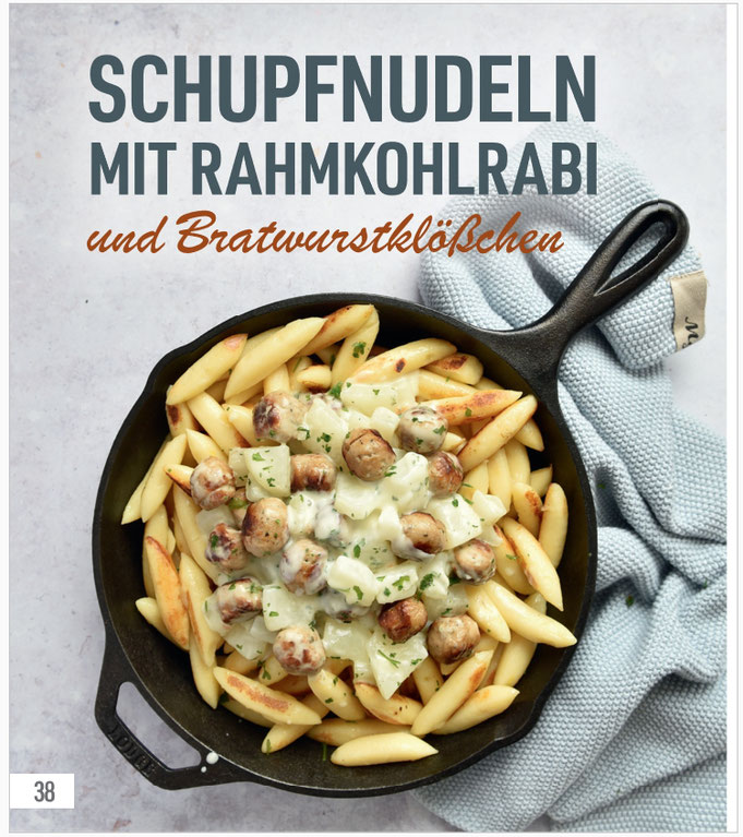 Schupfnudeln mit Rahmkohlrabi und Bratwurstklößchen.