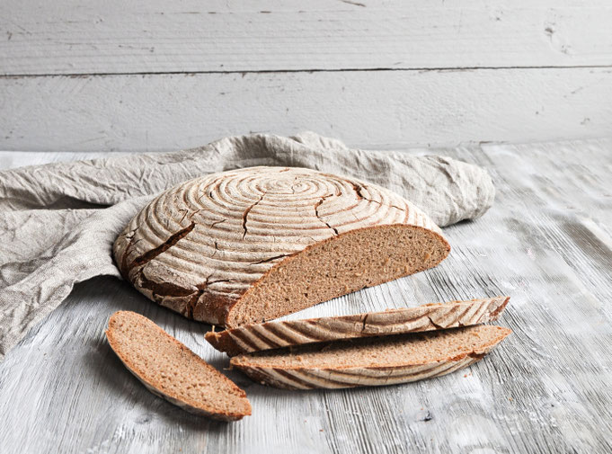 Freigeschobenes Brot selber backen, z.B. dieses Roggenbrot mit Sauerteig und minimalem Weizenmehl-Anteil, z.B. aus dem Thermomix, für Anfänger geeignet