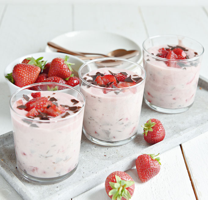 Schnelle Herrencreme mit Erdbeeren und Schokoraspel und Likör 43, Thermomix
