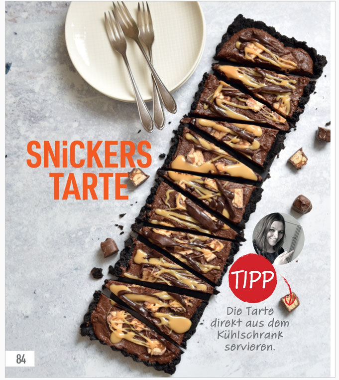 Snickers Tarte ohne Backen mit Karamell Topping und Erdnuss-Schoko-Creme