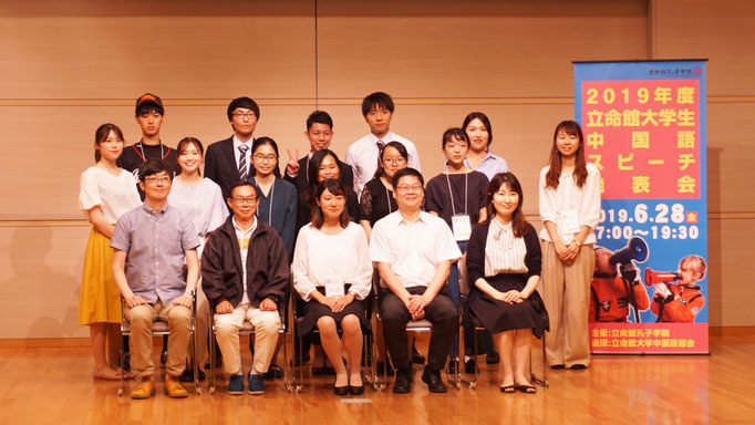 発表会終了後、審査員と出場者の記念撮影の様子。