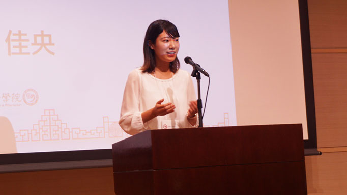 身振り手振りを交えながら自らの経験を語る横山佳央さん。