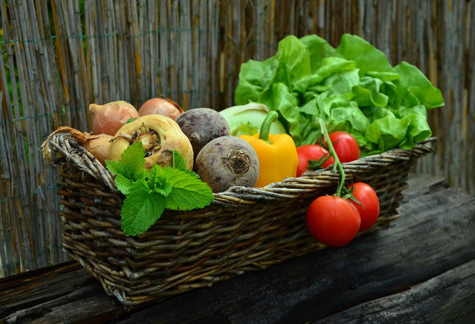 Obst und Gemüse in einem Korb