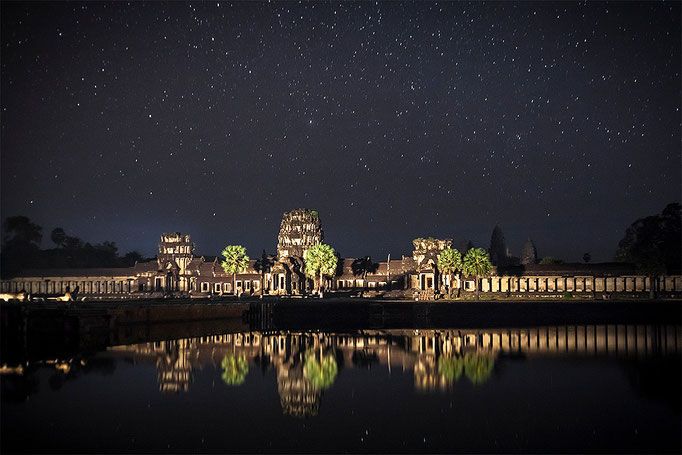 Angkor Wat de noche. Entrada oeste iluminada con los faros de los coches al pasar