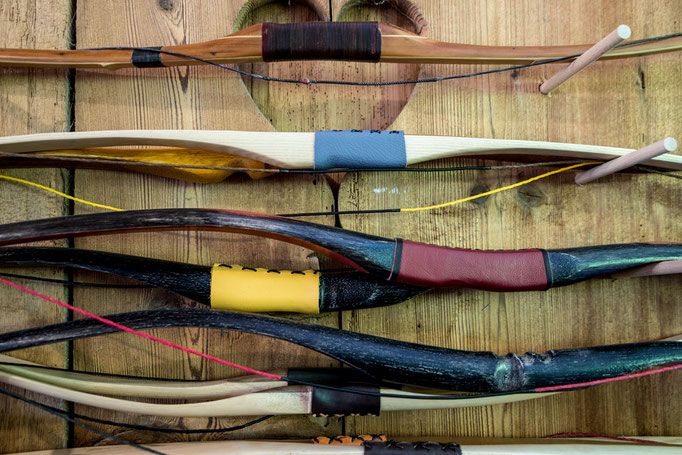 Traditionelles Bogenschiessen in mittelalterlicher Gewandung, Holzbogen aus eigener Werkstatt