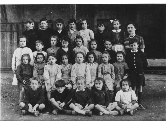 Charras  16 - Charras d'hier et d'aujourd'hui - photo de classe année 1949