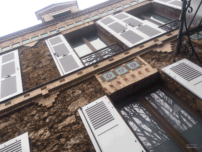 Volets à panneaux et persiennes en pin peint en blanc (St Cloud, Hauts de Seine).