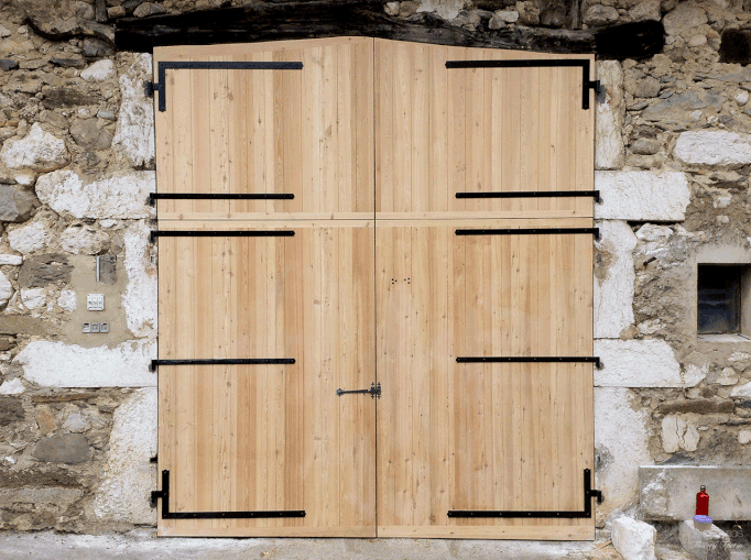 Porte de grange en mélèze. (St Laurent du Pont, Isère)
