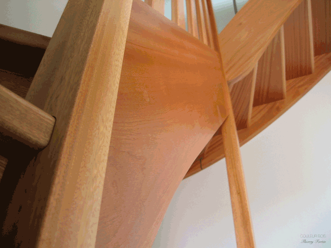 Escalier balancé à deux quarts tournants en sipo (Tullins, Isère).