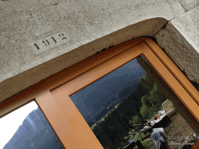 Porte fenêtre en mélèze. (St Pierre de Chartreuse, Isère)