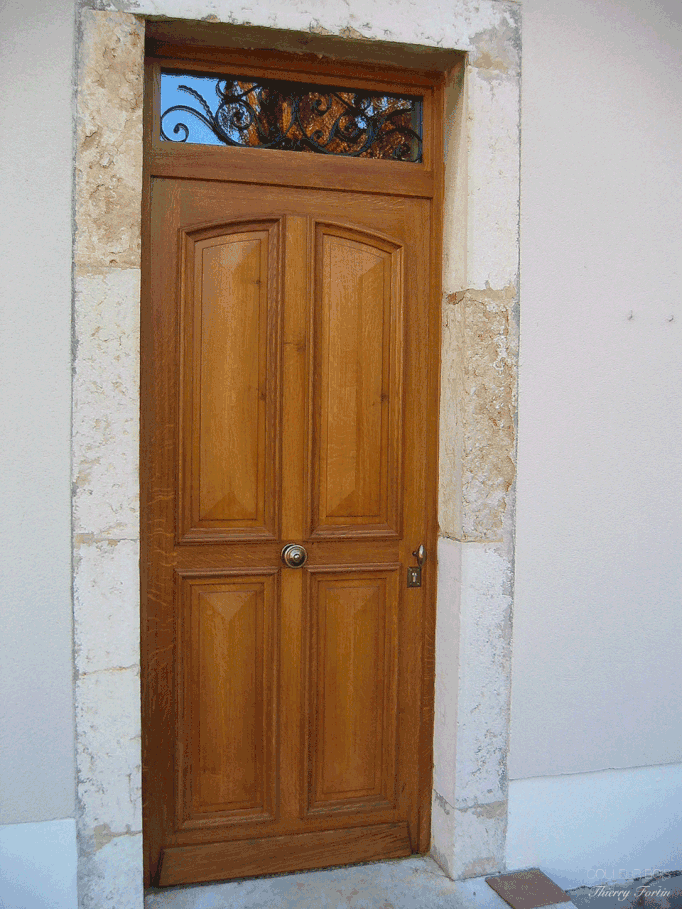 Porte d'entrée à panneaux tas de sable avec moulure grand cadre en chêne. (Tullins, Isère)