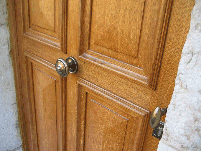 Détail porte d'entrée de la mouluration grand cadre en chêne. (Tullins, Isère)