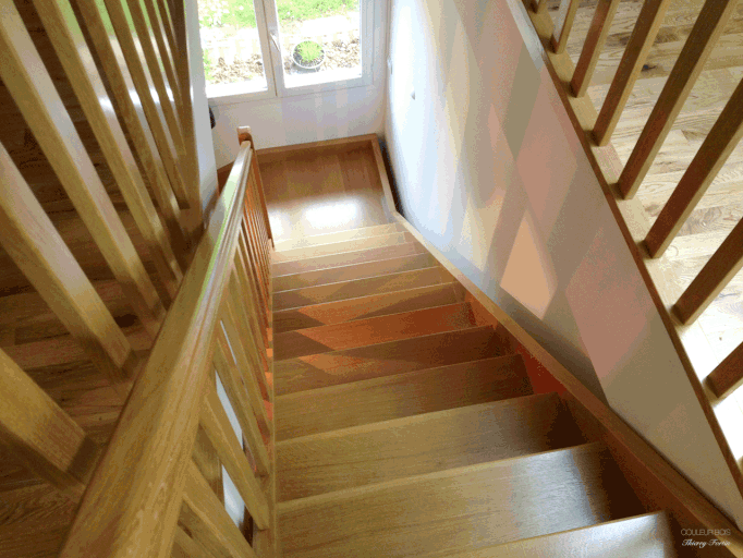 Escalier quart tournant avec palier sans contre-marche en chêne avec retour garde-corps (St Laurent du Pont, Isère).