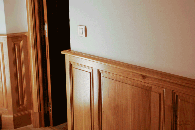 Boiserie à mi-hauteur (Tullins, Isère).