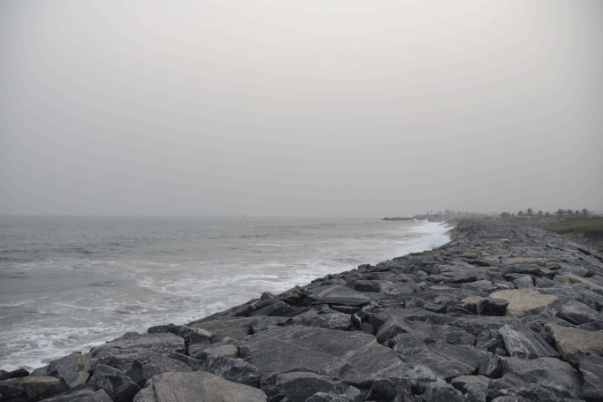 Der steinige Strand in Elmina
