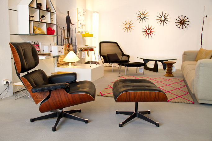 Eames Lounge Chair im der Fußgängerzone: beim Möbelhaus Huthmacher