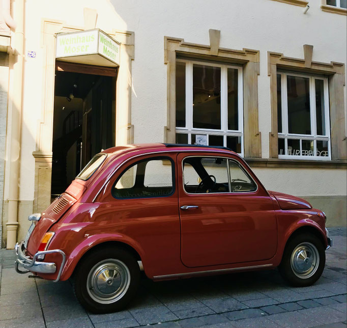 Fiat 500 L vor dem Weinhaus Moser