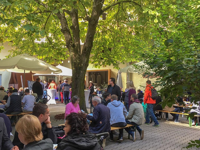 Sommerliche Bierkneipe unterm Kastanienbaum