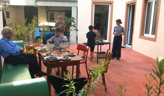 Abendessen im Hof